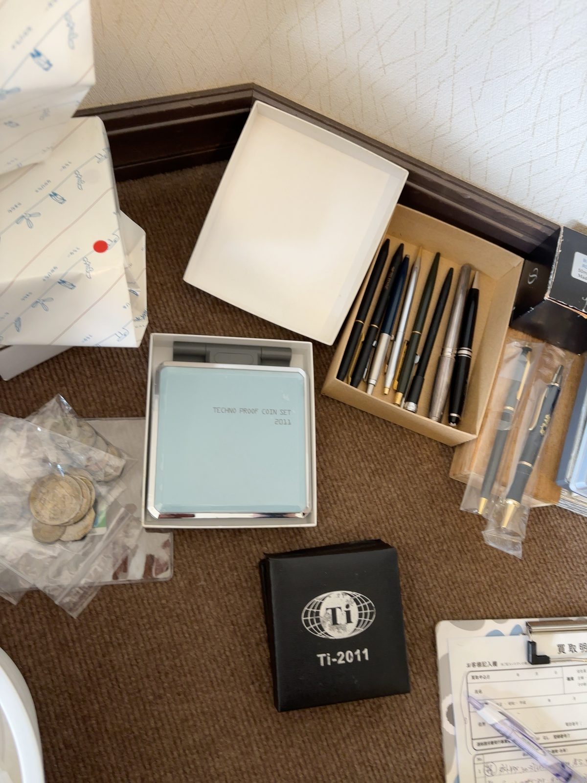 流山市こうのす台の遺品整理 筆記具やプルーフ貨幣セットの査定