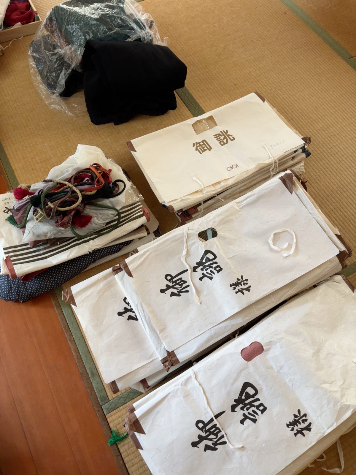 終活のお手伝い たとう紙に包まれた着物と帯締めの査定