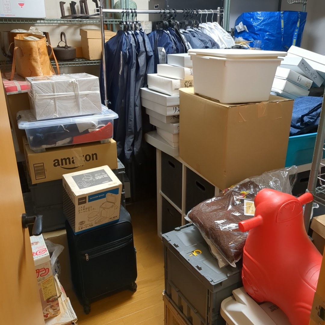 現場で査定した衣類や箱入りの日用品